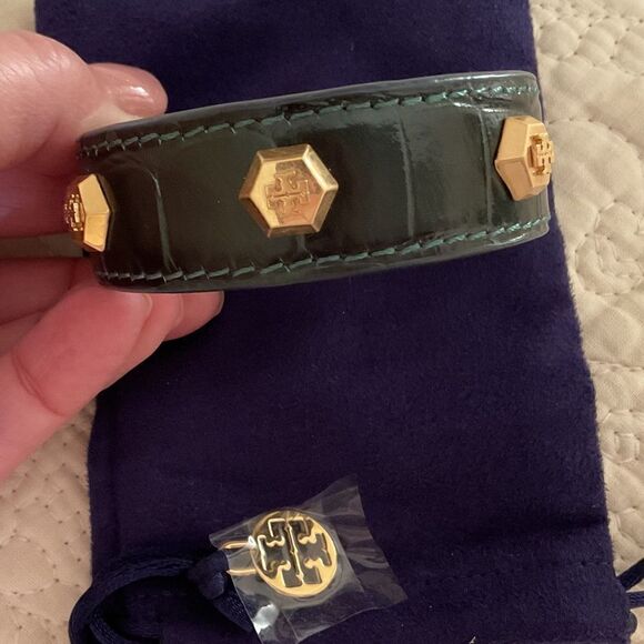 TORY BURCH LEATHER EMBOSSED GOLD MILLER LOGO BANGLE BRACELET NEW WITH BAG - Picture 13 of 13
